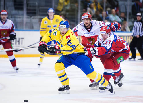 Sveriges Linus Klasen tar sig förbi Rysslands Evgeny