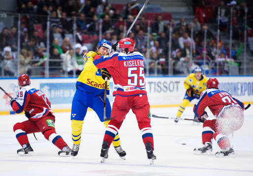 Sveriges Niclas Andersén stoppas av Rysslands Bogdan