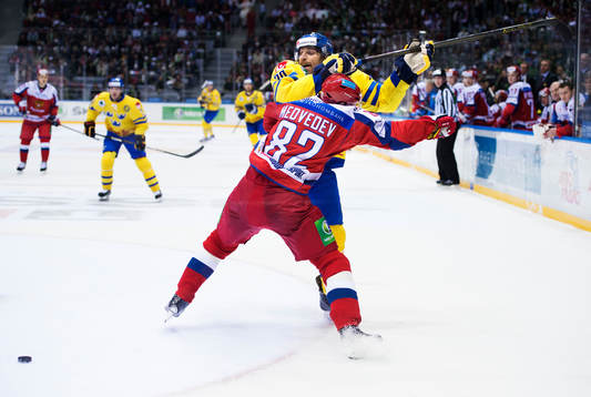 Sveriges Joel Lundqvist stoppas av Rysslands Evgeny Medvedev