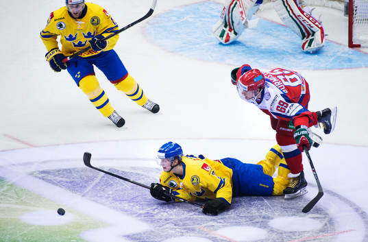 Sveriges John Klingberg faller i en närkamp med Rysslands
