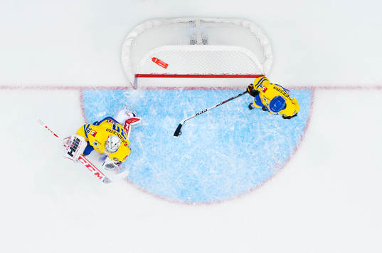 Sveriges målvakt Linus Ullmark och Niclas Burström deppar