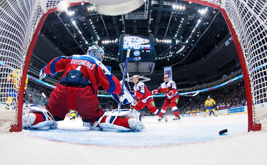 Rysslands målvakt Alexander Yeryomenko släpper in 1-0