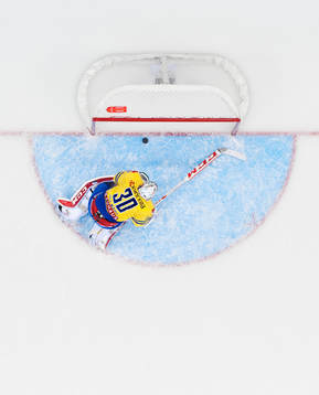 Sveriges målvakt Linus Ullmark deppar