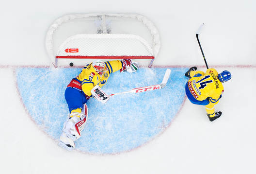 Sveriges målvakt Linus Ullmark och Mikael Johansson deppar