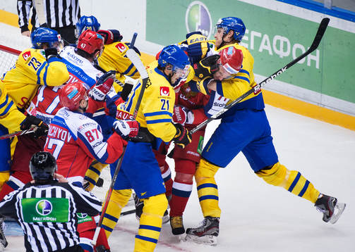 Sveriges Staffan Kronwall (t h) tar ett grepp om Rysslands