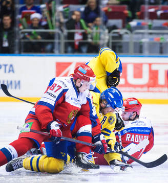 Sveriges Joel Lundqvist kämpar mot Rysslands Vadim