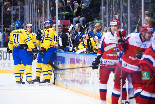 Sveriges Daniel Rahimi blickar mot det ryska laget vid ett