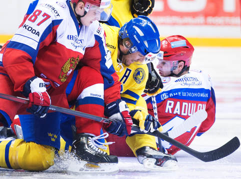Sveriges Joel Lundqvist kämpar mot Rysslands Vadim