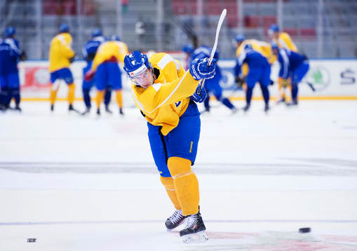 Patrik Hersley skjuter på Sveriges träning