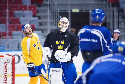 Niklas Persson och målvakten Henrik Karlsson skrattar på