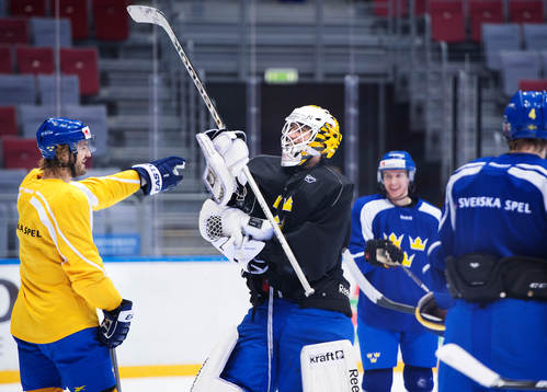 Niklas Persson och målvakten Henrik Karlsson skrattar på