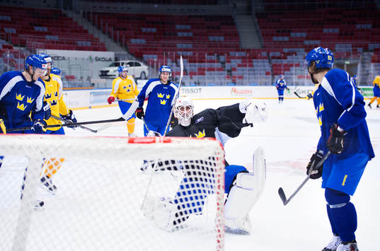 Målvakten Henrik Karlsson på Sveriges träning