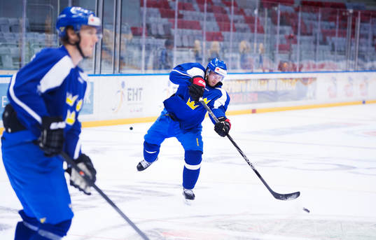 Linus Klasen skjuter på Sveriges träning