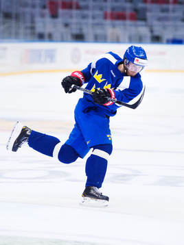 Linus Klasen skjuter på Sveriges träning