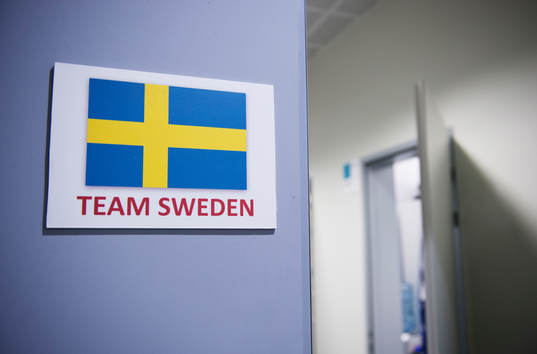 En flagga utanför Sveriges omklädningsrum