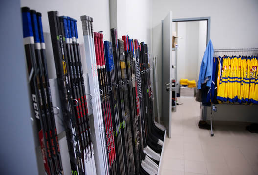 Ishockeyklubbor och tröjor i Sveriges omklädningsrum