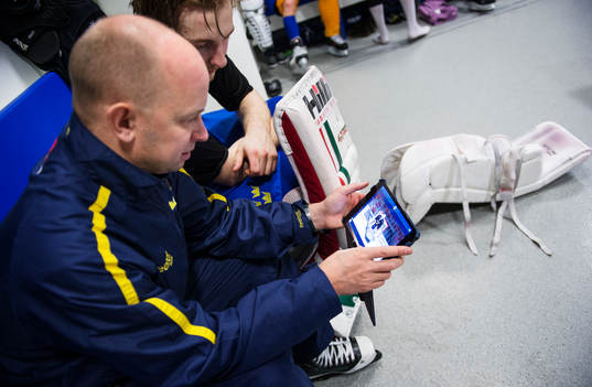 Stefan Ladhe, målvaktstränare, går igenom en