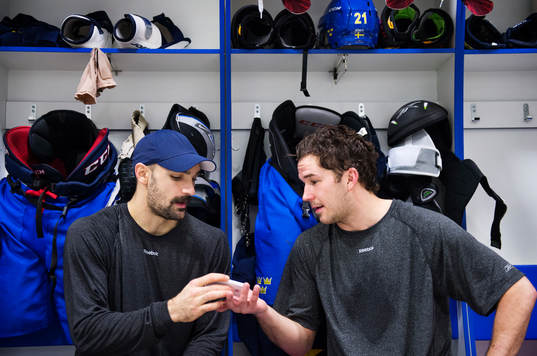 Daniel Rahimi och Jimmie Ericsson visar bilder till