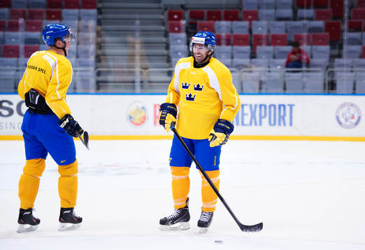 Joel Lundqvist skrattar på Sveriges träning