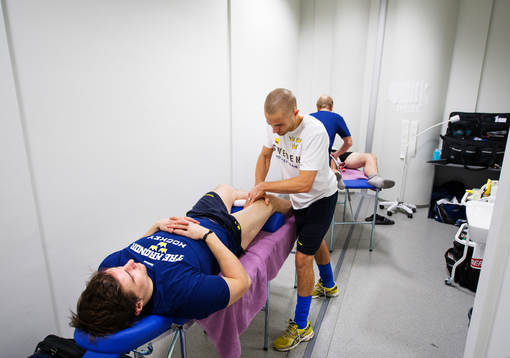 Tobias Viklund får massage av sjukgymnasten Fredrik Carls