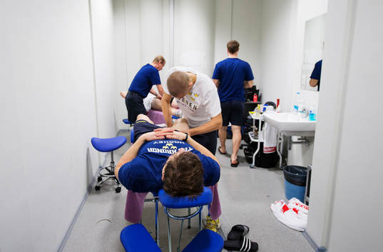 Tobias Viklund får massage av sjukgymnasten Fredrik Carls