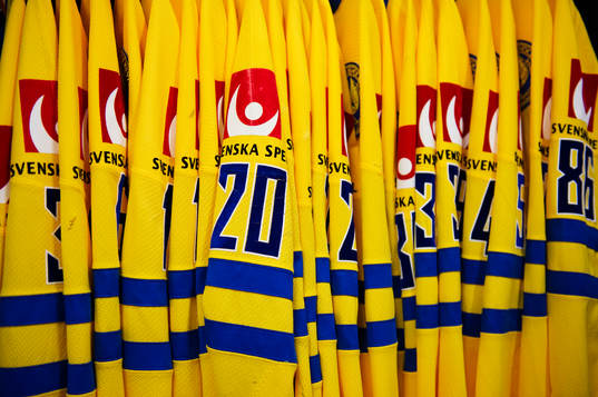 Matchtröjor är upphängda i Sveriges omklädningsrum
