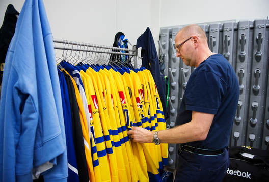 Materialförvaltaren Anders Kellerstam inspekterar