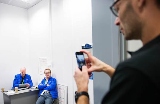 Ulf Engman och Pär Mårts blir fotograferade av Peter
