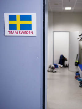 En skylt med Sveriges flagga utanför omklädningsrummet