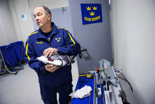 Sveriges materialförvaltare Anders Weiderstål slipar