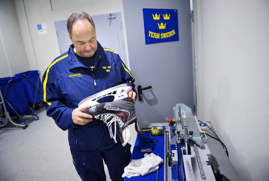 Sveriges materialförvaltare Anders Weiderstål slipar