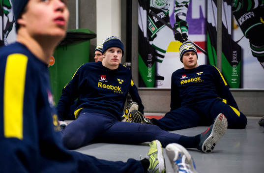 Sveriges målvakt Oscar Dansk stretchar innan