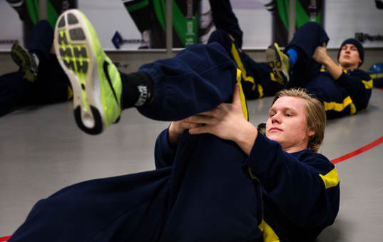 Sveriges Ludvig Nilsson värmer upp innan träningsmatchen