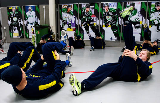 Sveriges Ludvig Nilsson värmer upp innan träningsmatchen