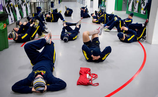 Sverige värmer upp innan träningsmatchen