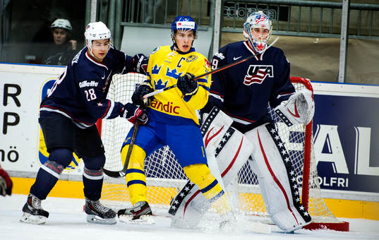 Sveriges Alexander Wennberg kämpar med USAs Connor Carrick
