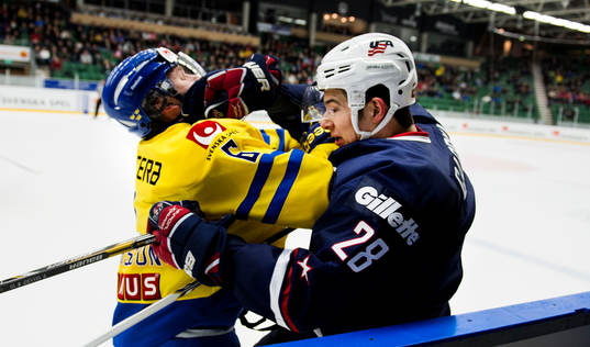 Sveriges Jesper Pettersson tacklar USAs Connor Carrick