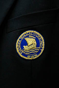 Svenska Ishockeyförbundets emblem finns på en kavaj