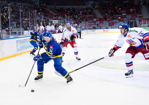 Sveriges Mikael Johansson kontrollerar pucken