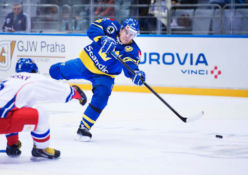 Sveriges Mikael Johansson skjuter mot mål