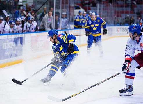 Sveriges Andreas Thuresson kontrollerar pucken