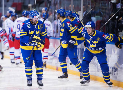 Sveriges Joel Lundqvist grimaserar av smärta