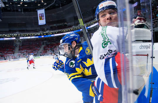 Sveriges Mattias Sjögren tacklar Tjeckiens Ondrej Nemec