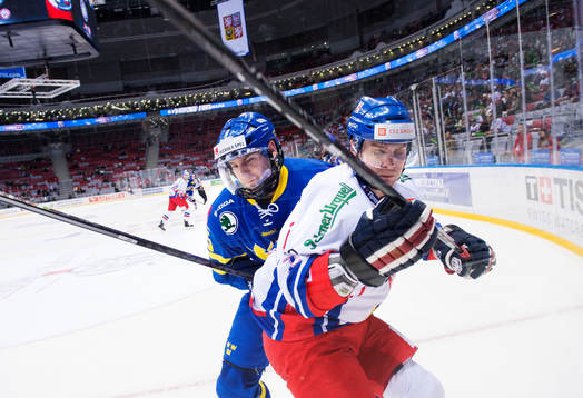 Sveriges Mattias Sjögren tacklar Tjeckiens Ondrej Nemec