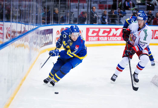 Sveriges Mikael Johansson kontrollerar pucken
