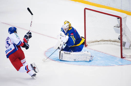 Tjeckiens Petr Nedved går mål på straff bakom Sveriges