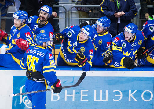 Sveriges Linus Klasen gratuleras av lagkamrater