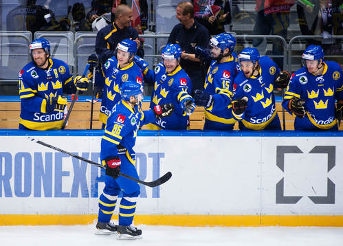 Sveriges Linus Klasen gratuleras av lagkamrater