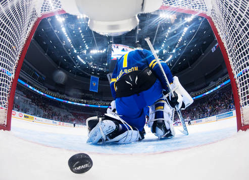 Sveriges målvakt Henrik Karlsson deppar