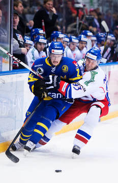 Sveriges John Klingberg stoppas av Tjeckiens Petr Nedved